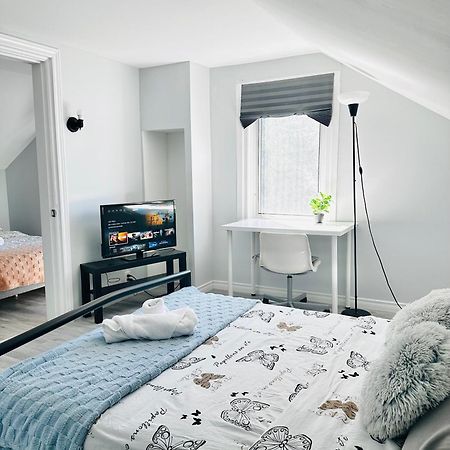 Cozy 2Br House Near Centre With Patio, Bbq, Backyard, And Netflix Apartment Peterborough Luaran gambar