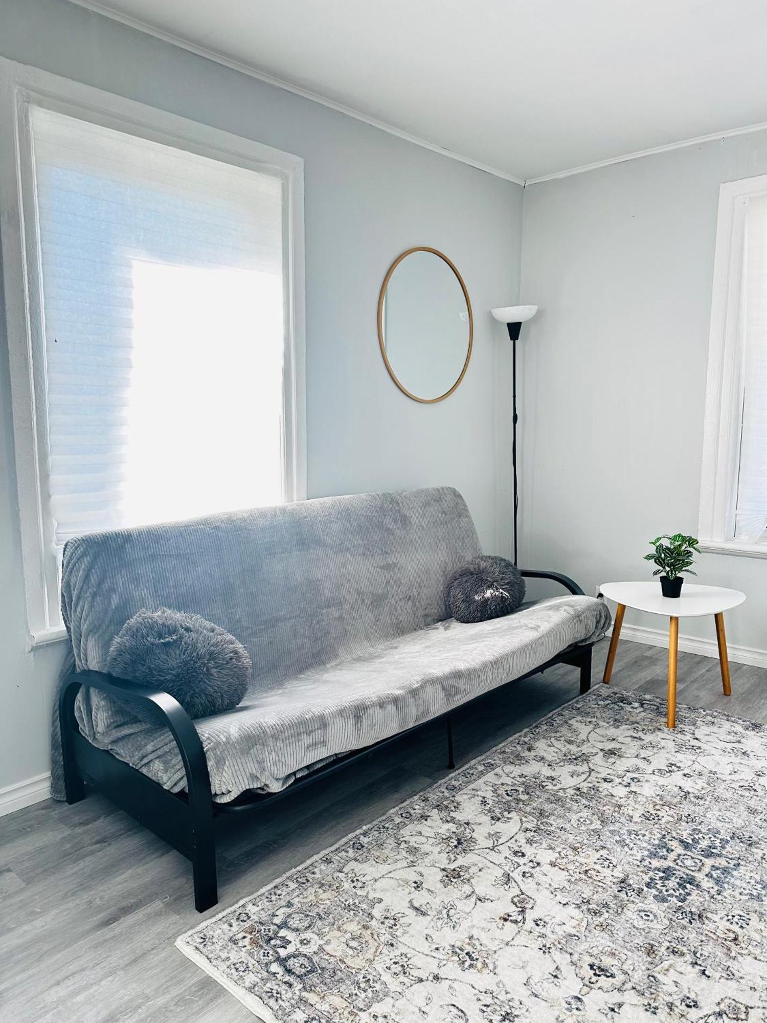 Cozy 2Br House Near Centre With Patio, Bbq, Backyard, And Netflix Apartment Peterborough Luaran gambar