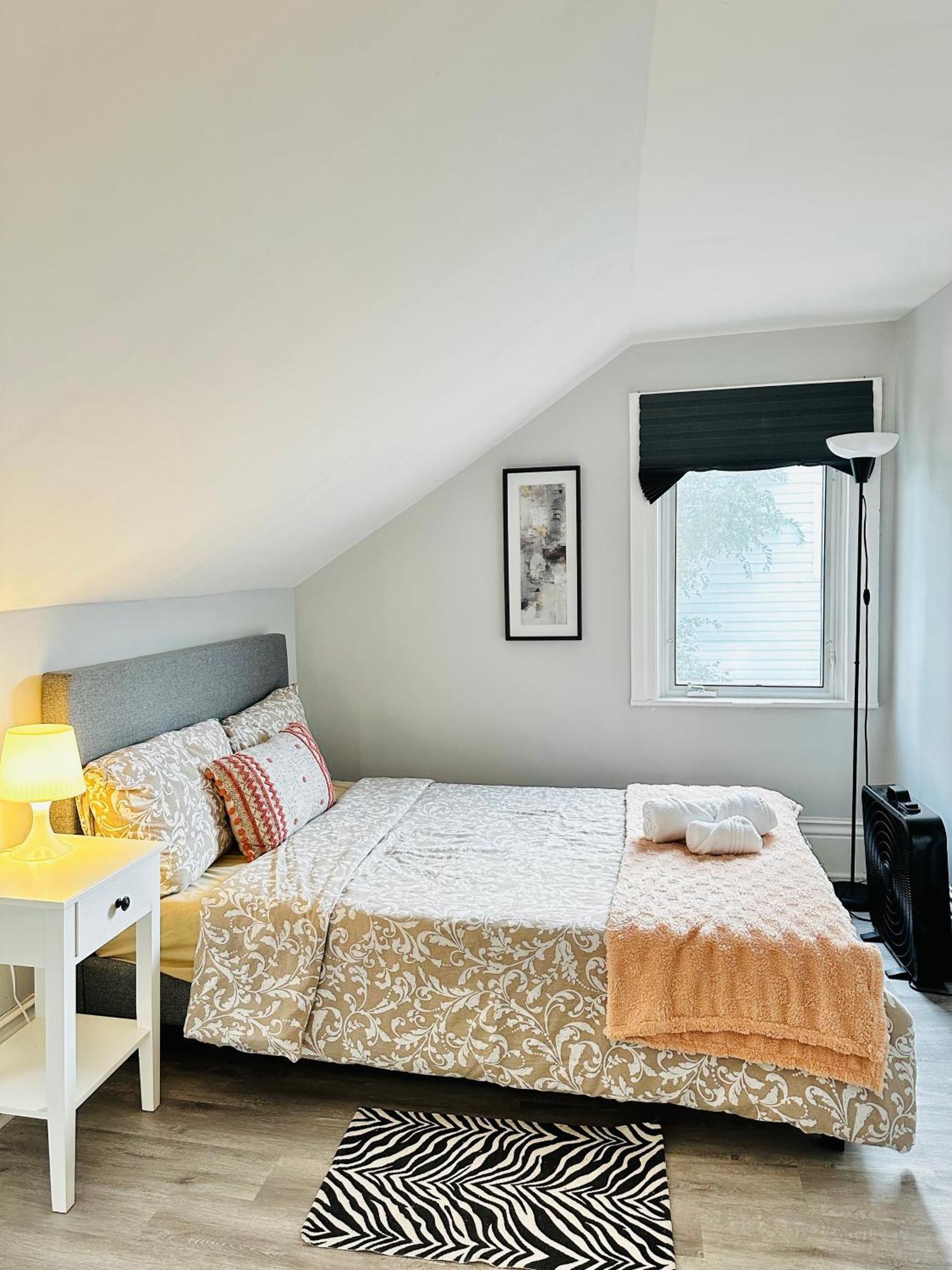 Cozy 2Br House Near Centre With Patio, Bbq, Backyard, And Netflix Apartment Peterborough Luaran gambar