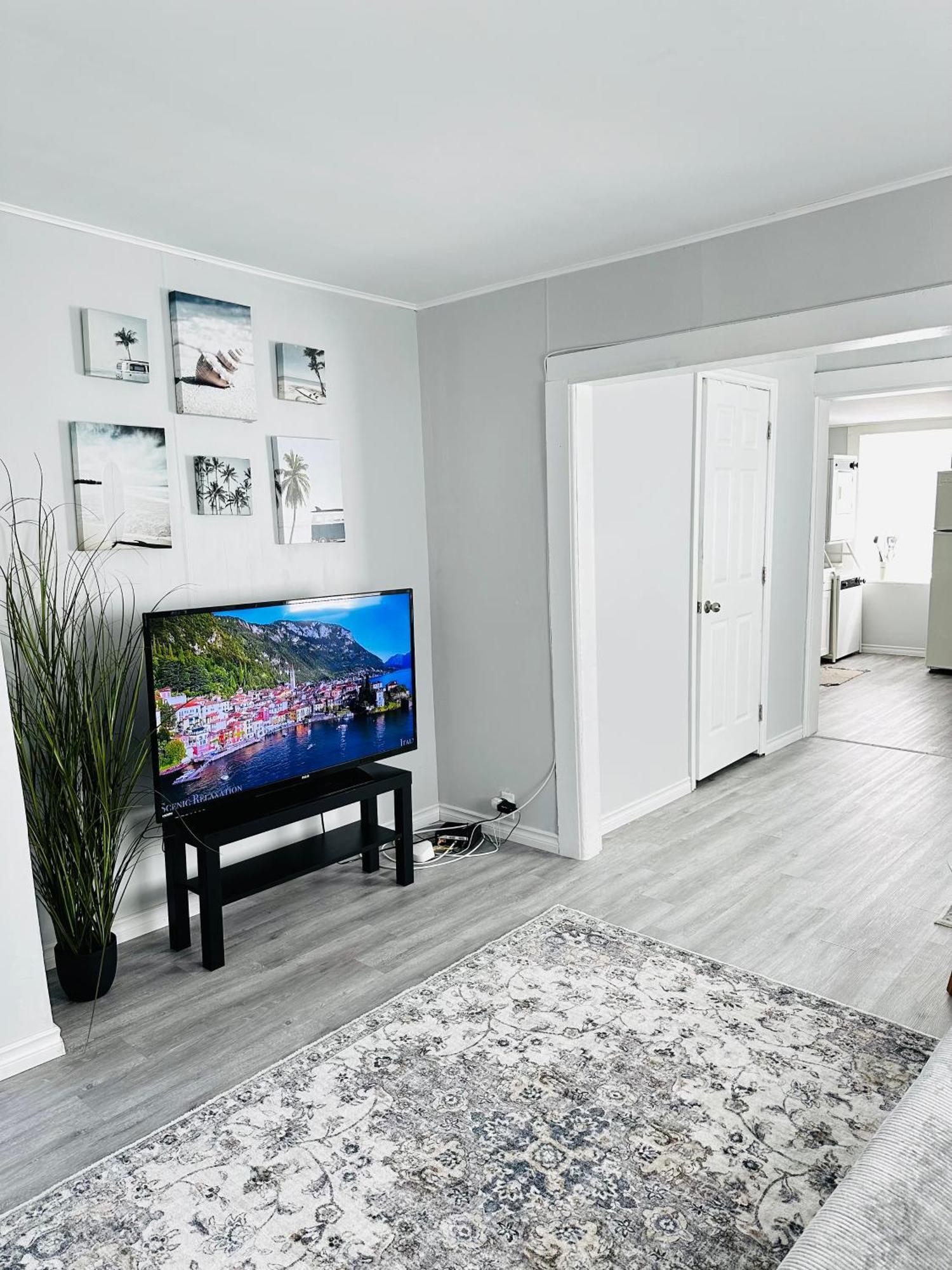 Cozy 2Br House Near Centre With Patio, Bbq, Backyard, And Netflix Apartment Peterborough Luaran gambar