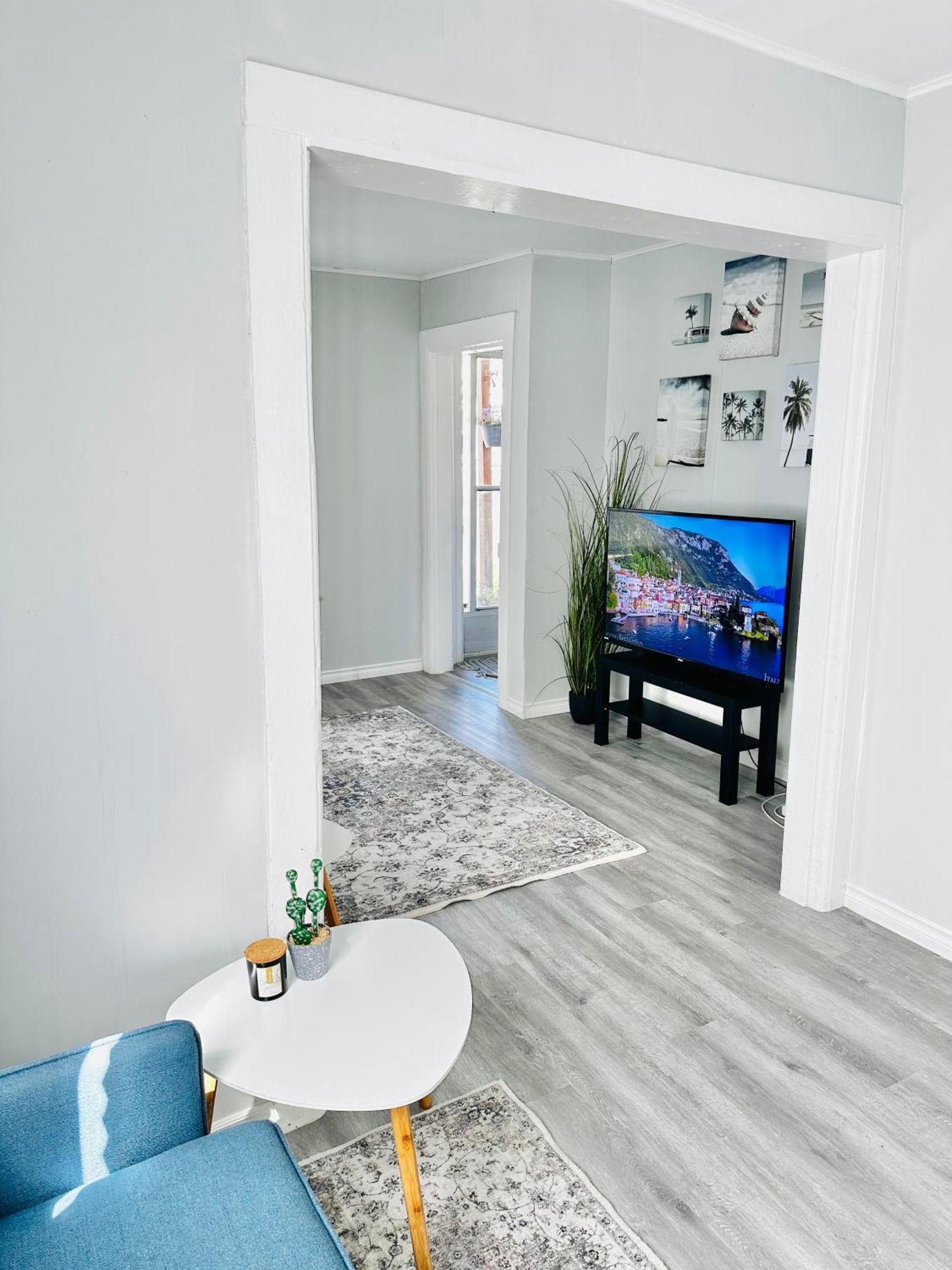 Cozy 2Br House Near Centre With Patio, Bbq, Backyard, And Netflix Apartment Peterborough Luaran gambar
