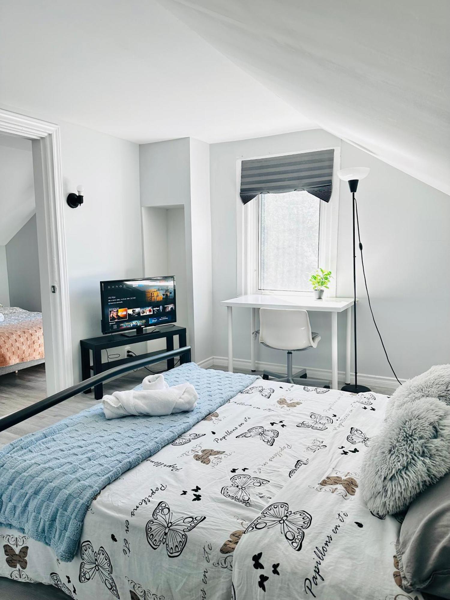 Cozy 2Br House Near Centre With Patio, Bbq, Backyard, And Netflix Apartment Peterborough Luaran gambar