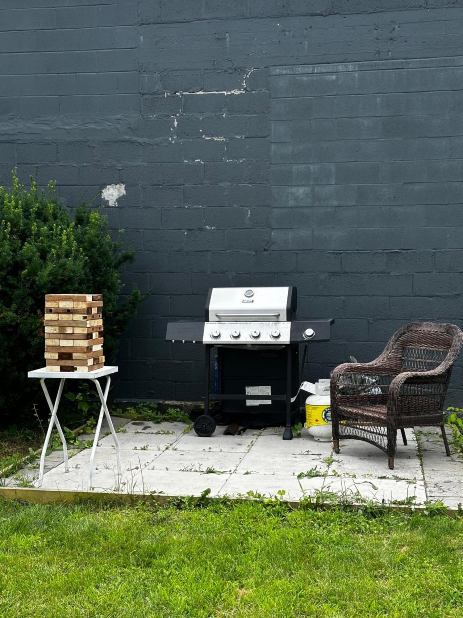 Cozy 2Br House Near Centre With Patio, Bbq, Backyard, And Netflix Apartment Peterborough Luaran gambar