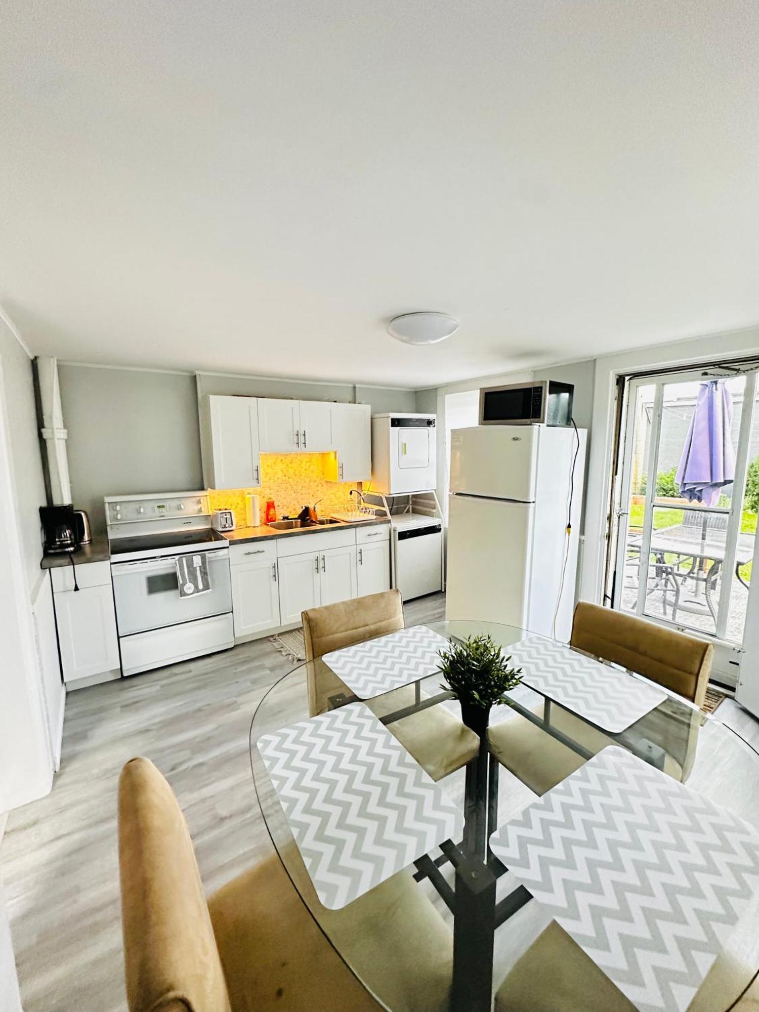 Cozy 2Br House Near Centre With Patio, Bbq, Backyard, And Netflix Apartment Peterborough Luaran gambar