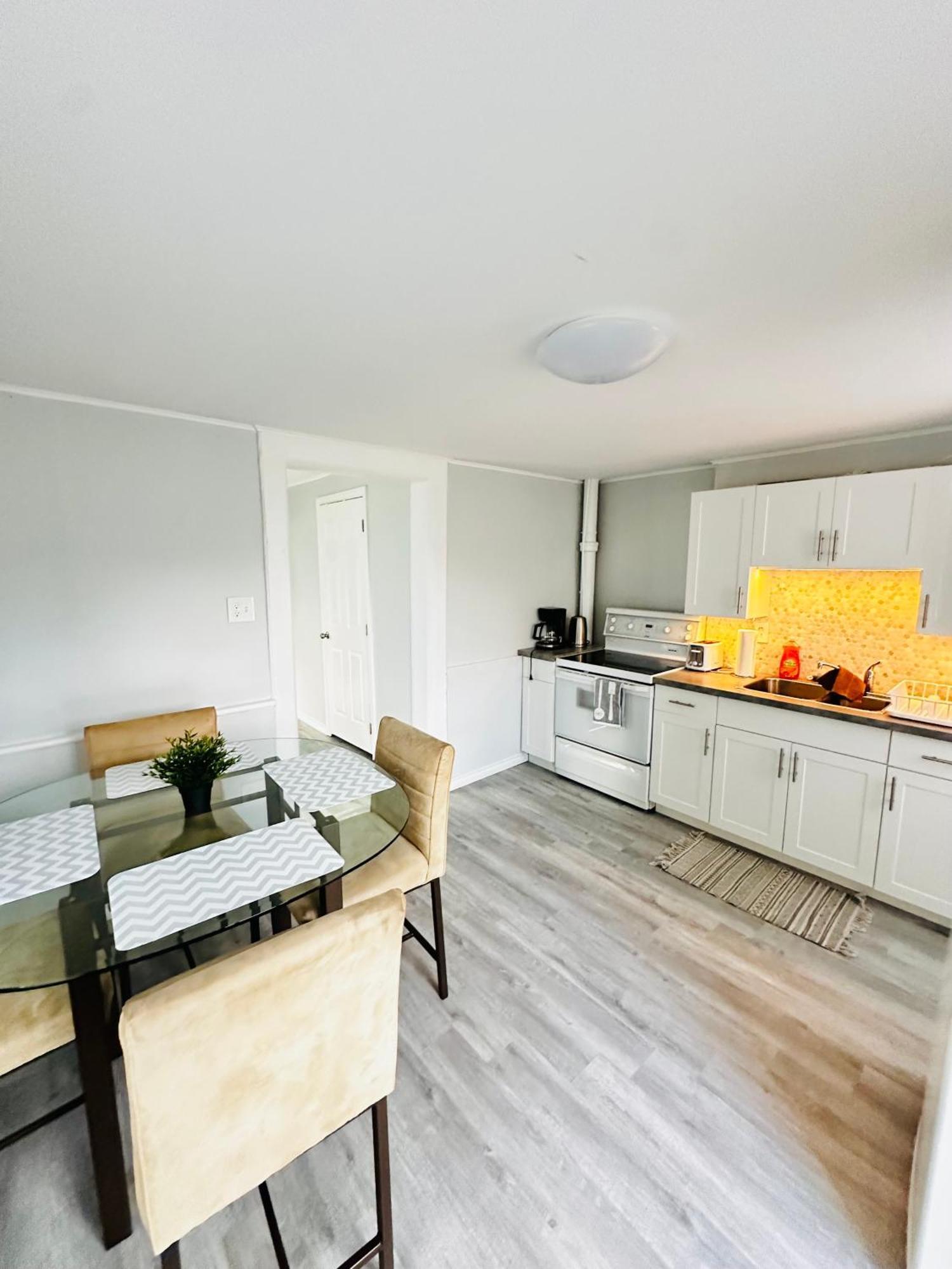 Cozy 2Br House Near Centre With Patio, Bbq, Backyard, And Netflix Apartment Peterborough Luaran gambar