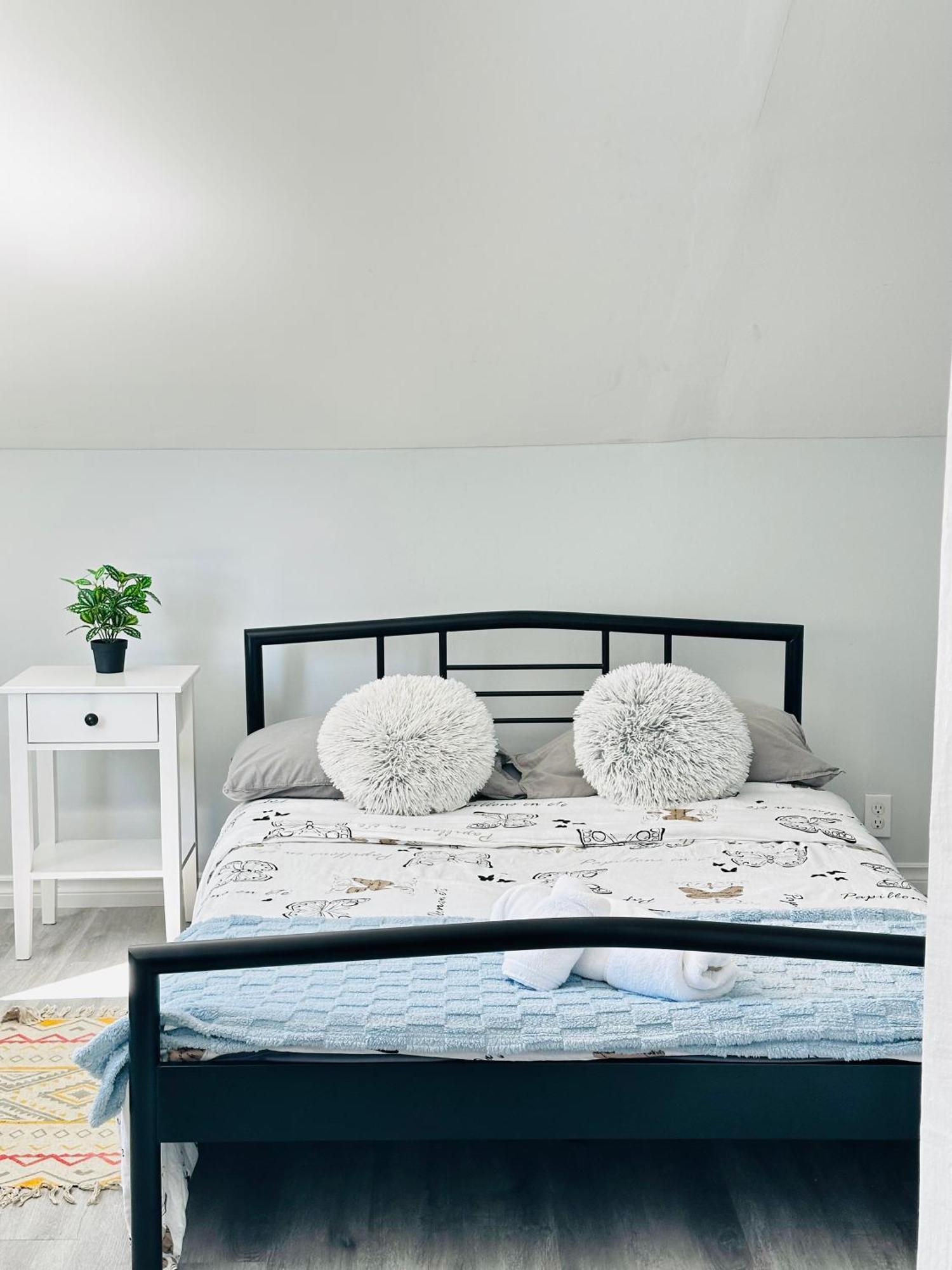 Cozy 2Br House Near Centre With Patio, Bbq, Backyard, And Netflix Apartment Peterborough Luaran gambar