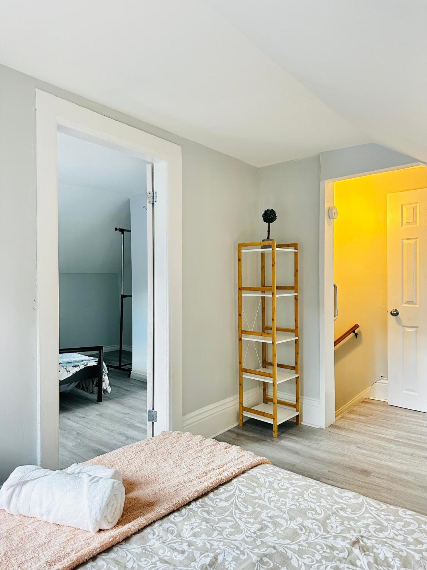 Cozy 2Br House Near Centre With Patio, Bbq, Backyard, And Netflix Apartment Peterborough Luaran gambar