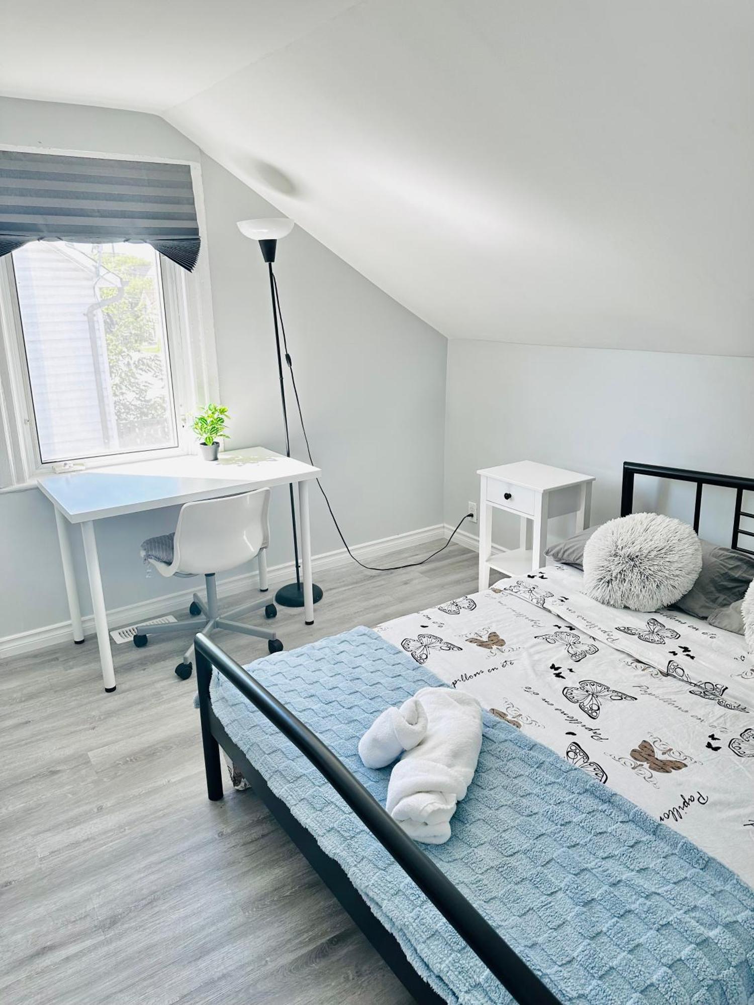 Cozy 2Br House Near Centre With Patio, Bbq, Backyard, And Netflix Apartment Peterborough Luaran gambar