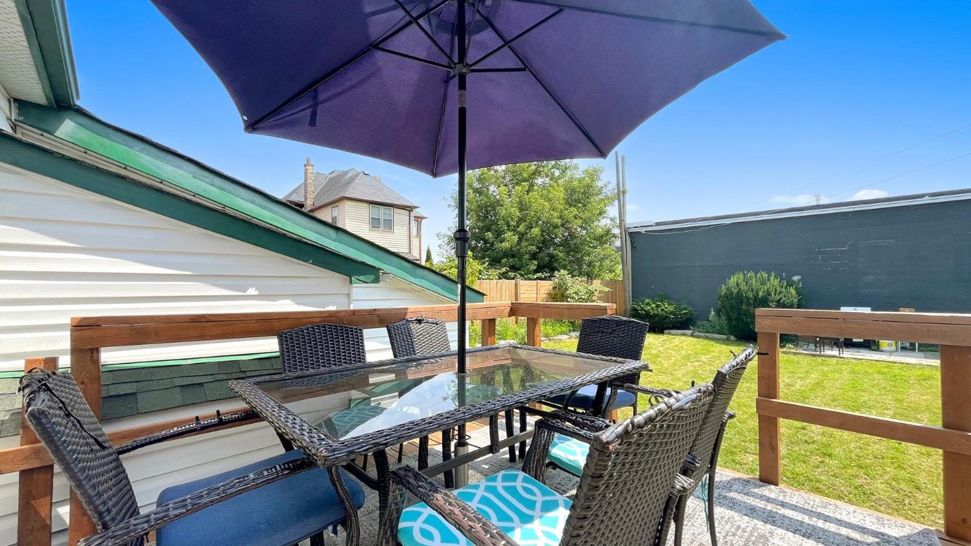 Cozy 2Br House Near Centre With Patio, Bbq, Backyard, And Netflix Apartment Peterborough Luaran gambar