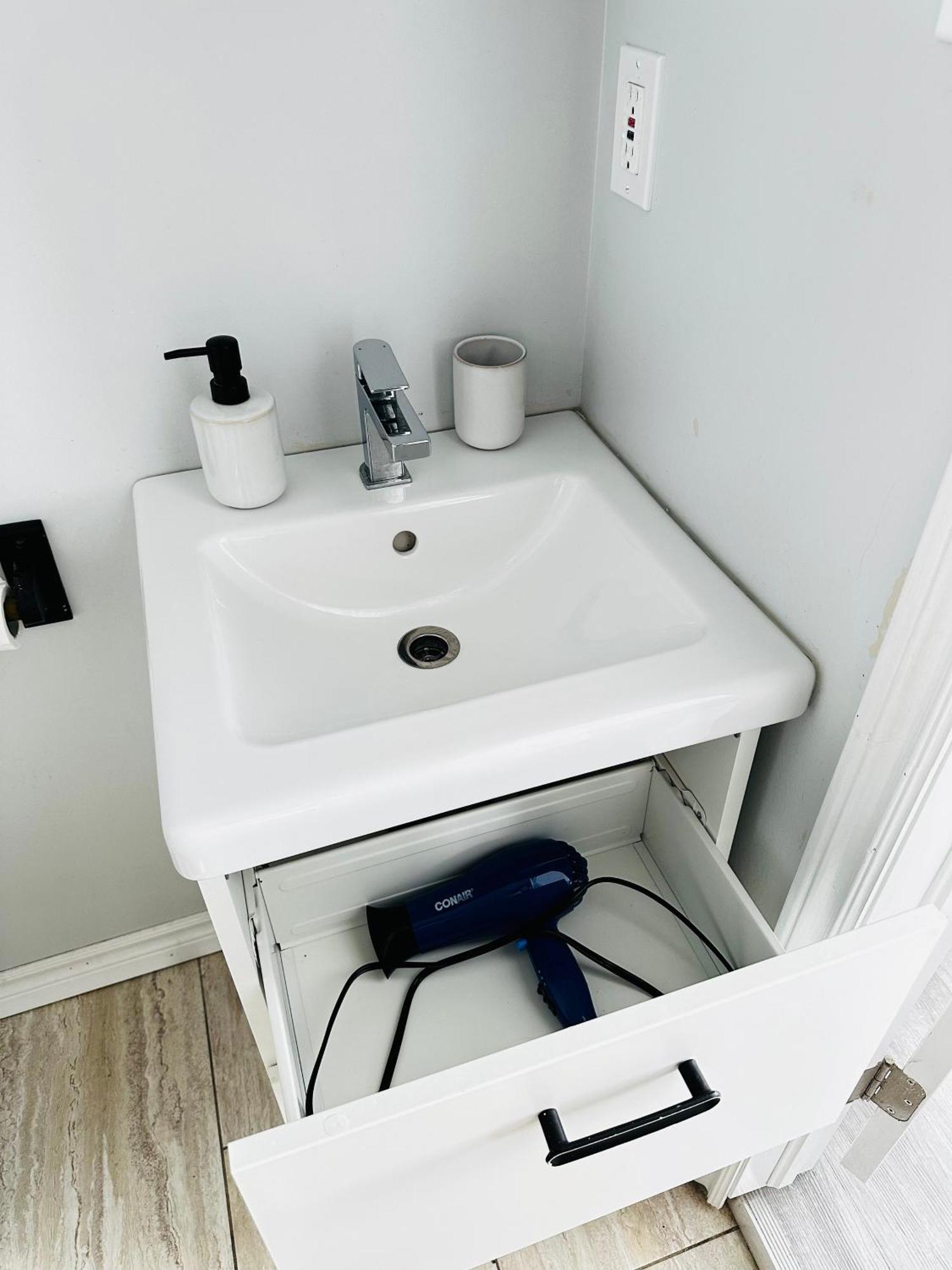 Cozy 2Br House Near Centre With Patio, Bbq, Backyard, And Netflix Apartment Peterborough Luaran gambar