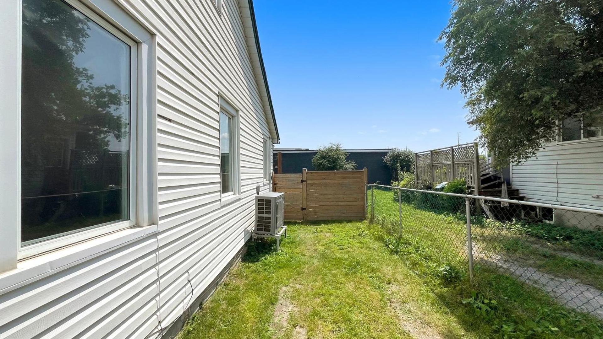 Cozy 2Br House Near Centre With Patio, Bbq, Backyard, And Netflix Apartment Peterborough Luaran gambar